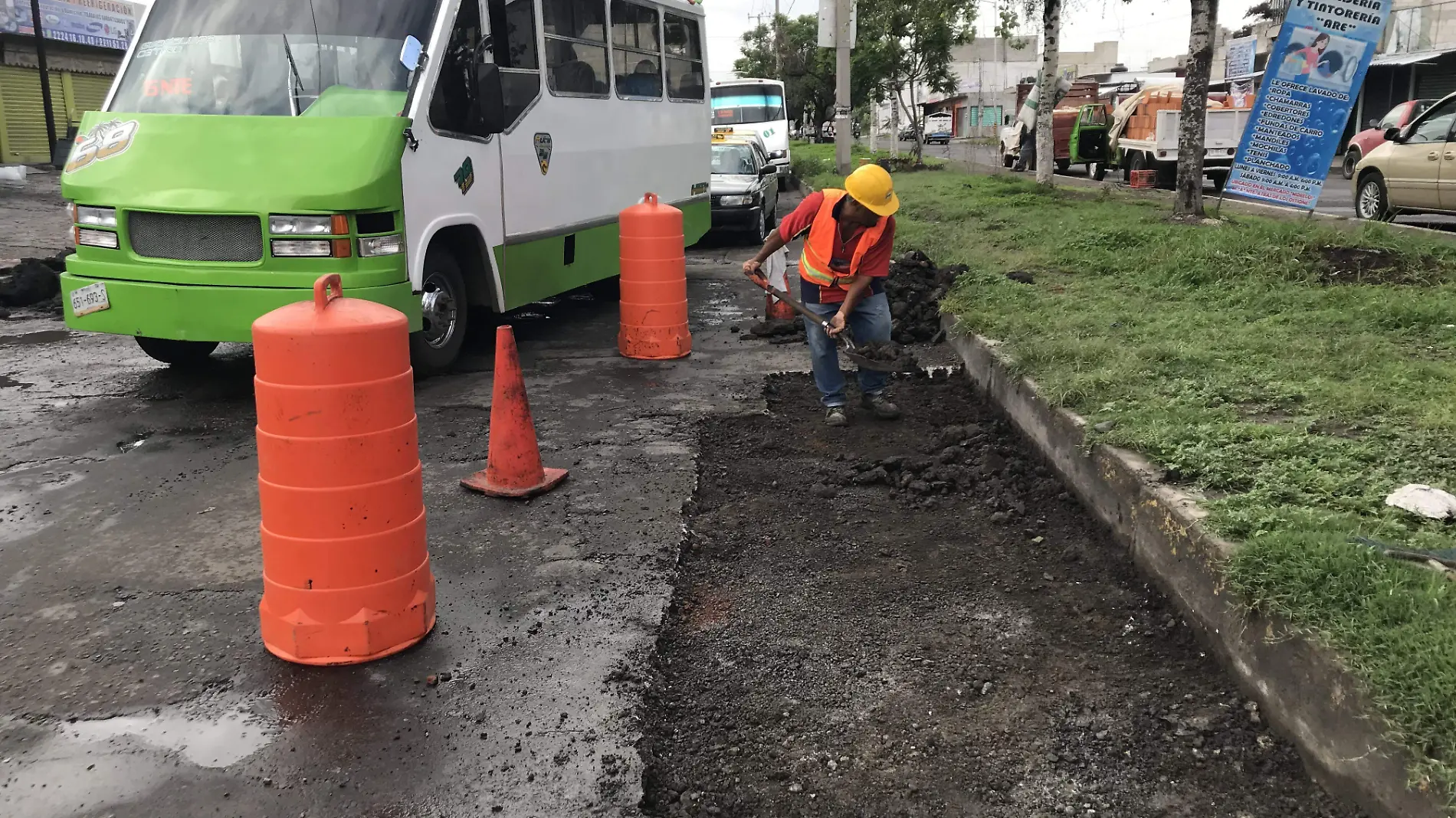 HISTORIA 3 JULIO  - OBRAS DE BACHEO EN LA 46 NORTE Y 18 OTE EN MERCADO MORELOS (2)